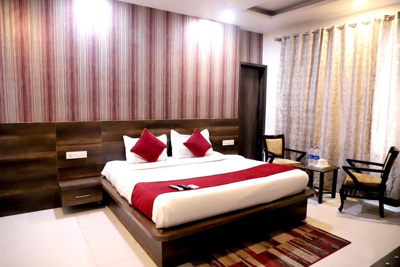 אמריצר Hotel Hollywood Heights Near Railway Station מראה חיצוני תמונה
